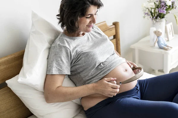 Zwangere Vrouw Aanzetten Van Muziek Voor Baby — Stockfoto