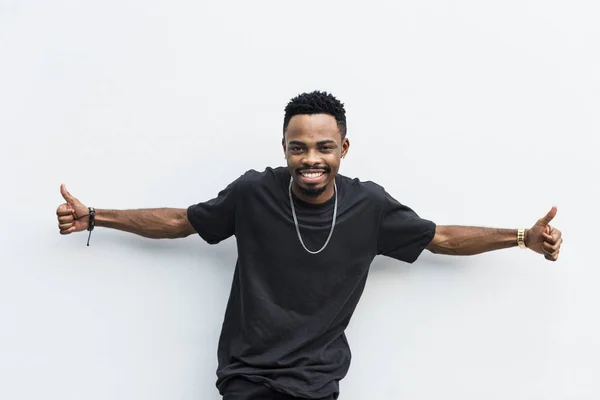 Hombre Africano Sonriendo Con Los Dedos Arriba — Foto de Stock