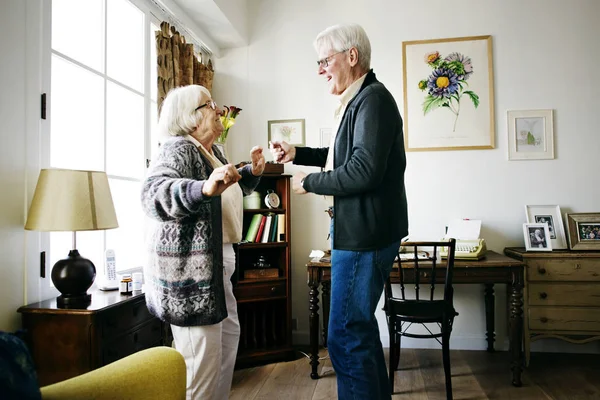 Para Seniorów Tańczy Domu — Zdjęcie stockowe