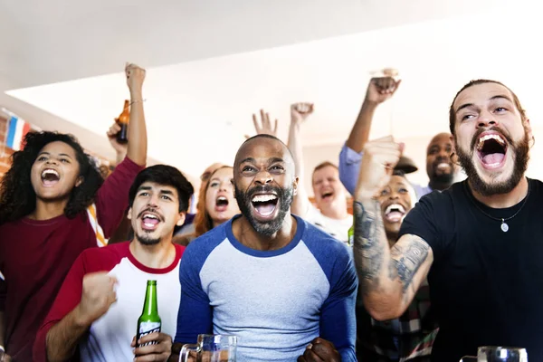 Amigos Torcendo Esporte Bar Juntos — Fotografia de Stock