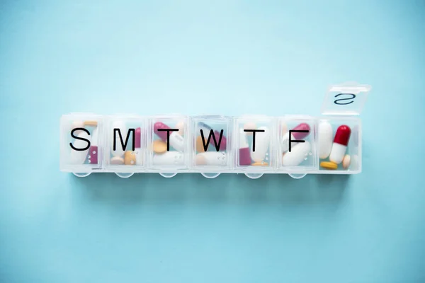 Tabletták Egy Doboz Kék Háttér — Stock Fotó