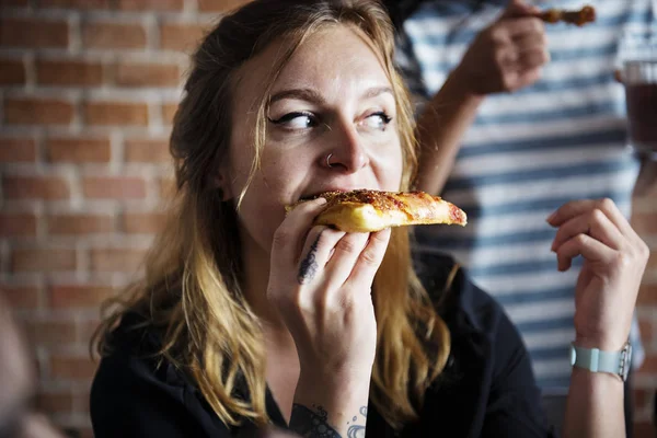 Amigos Comendo Pizza Juntos Casa — Fotografia de Stock