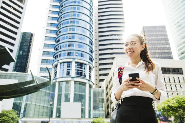 Asiatische Geschäftsfrau Mit Handy Einer Stadt — Stockfoto