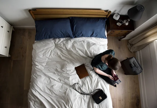 Hombre Negocios Agotado Que Queda Dormido Tan Pronto Como Regresa — Foto de Stock