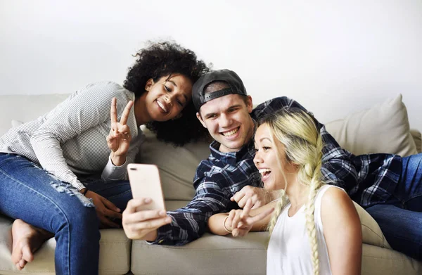 Amigos Tomando Una Selfie Juntos Casa —  Fotos de Stock