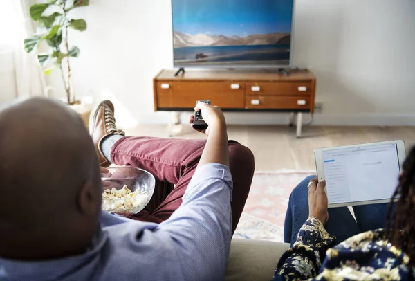 Paar Schaut Hause Gemeinsam Fern — Stockfoto