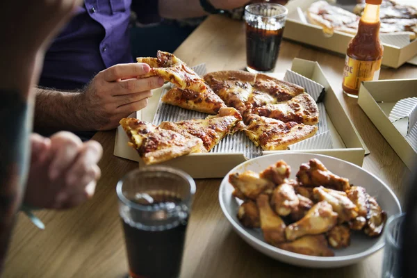 Meg Együtt Pizzát Eszik Otthon — Stock Fotó