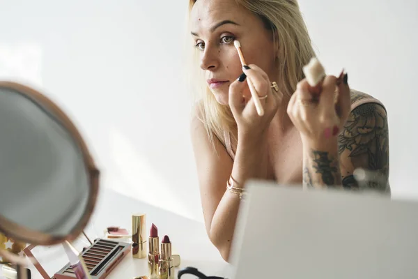Beauty Blogger Doing Makeup Tutorial — Stock Photo, Image
