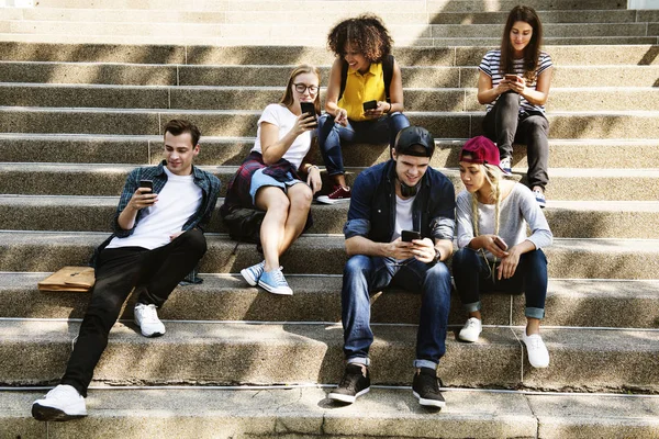 Amici Seduti Sulle Scale Utilizzando Smartphone Insieme Agghiacciante — Foto Stock