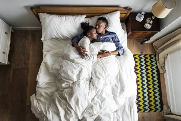 아프리카계 미국인 침대에 Snuggling — 스톡 사진