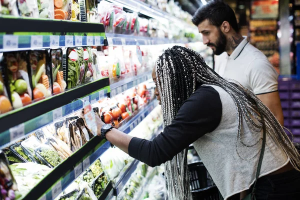 Una Pareja Comprando Comida — Foto de Stock