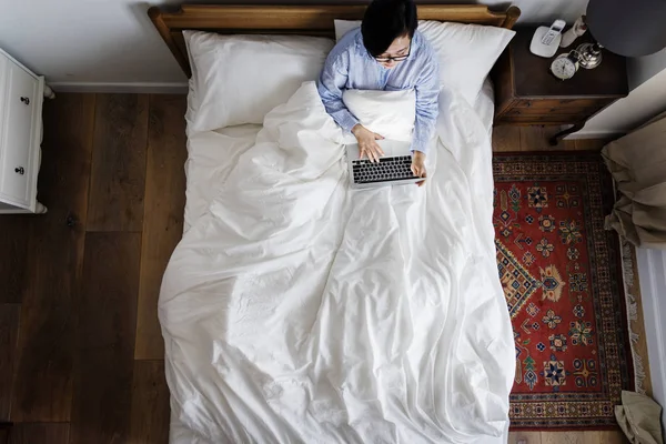 Mujer Cama Usando Dispositivo Digital —  Fotos de Stock