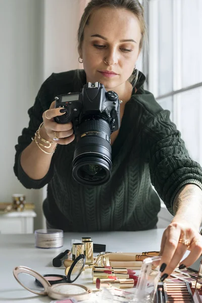 Beauty Blogger Taking Photo Cosmetics — Stock Photo, Image