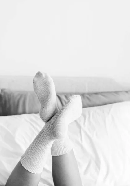 Κλείσιμο Γυναικείων Ποδιών Στο Κρεβάτι — Φωτογραφία Αρχείου