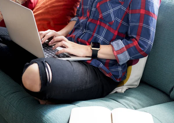 Kaukasische Vrouw Met Behulp Van Een Laptop Bank — Stockfoto