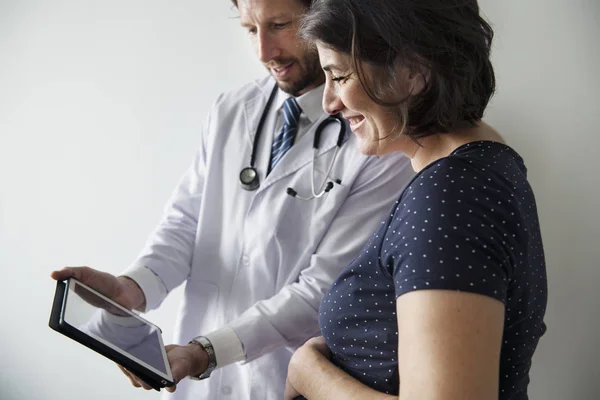 Médico Mostrando Uma Mulher Grávida Uma Fotografia Feto Tablet Digital — Fotografia de Stock