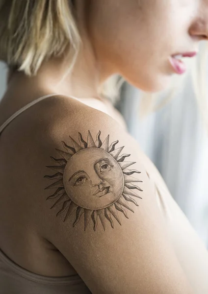 Detailní Záběr Paži Tetování Ženy — Stock fotografie