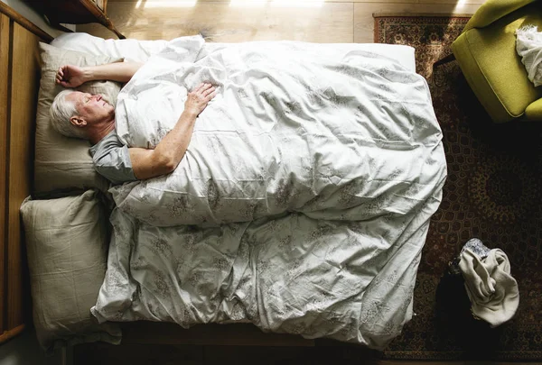 Top View Ηλικιωμένους Καυκάσιος Άνθρωπος Στον Ύπνο Στο Κρεβάτι — Φωτογραφία Αρχείου