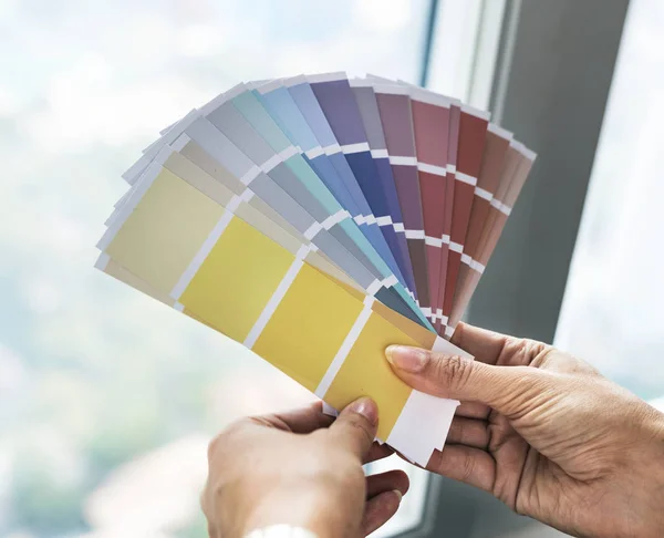 Primer Plano Las Manos Sosteniendo Muestra Color — Foto de Stock