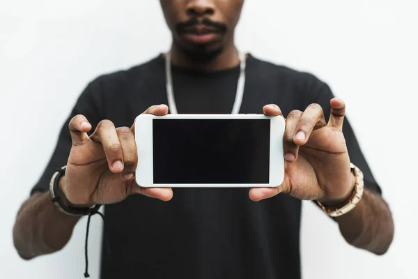 Afrikanska Mannen Håller Mobiltelefon Mockup — Stockfoto