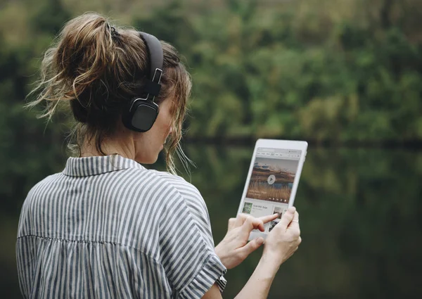 Kobieta Sama Przyrodzie Słuchanie Muzyki Przez Słuchawki — Zdjęcie stockowe