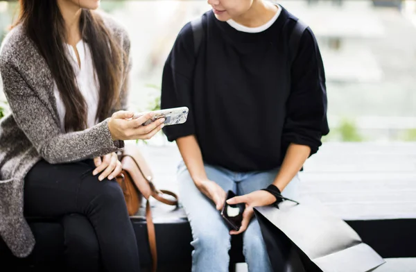 Pareja Usando Smartphone Ciudad — Foto de Stock