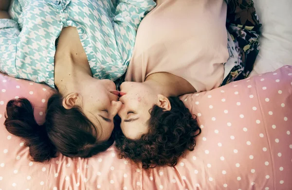 Lesbianas Pareja Durmiendo Cama Juntos —  Fotos de Stock