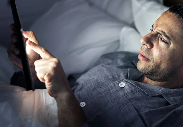 Człowiek Przy Użyciu Telefonu Łóżku — Zdjęcie stockowe