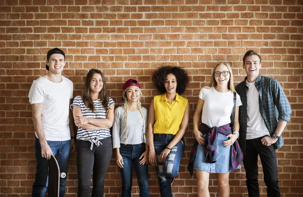 Χαρούμενος Ομάδα Νεαρών Ενηλίκων Φίλους Στέκεται Κοντά Τοίχο Έννοια Πολιτισμός — Φωτογραφία Αρχείου