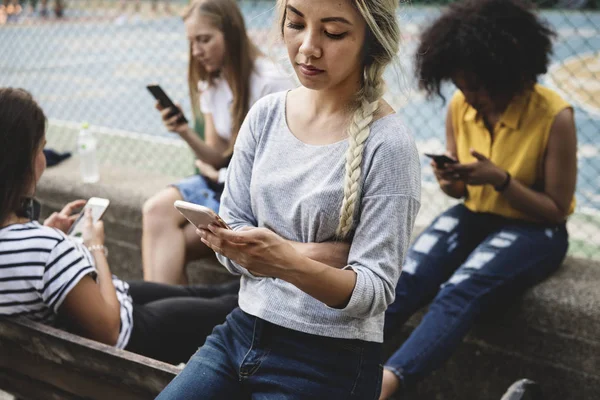 Vrienden Het Park Met Behulp Van Smartphones — Stockfoto