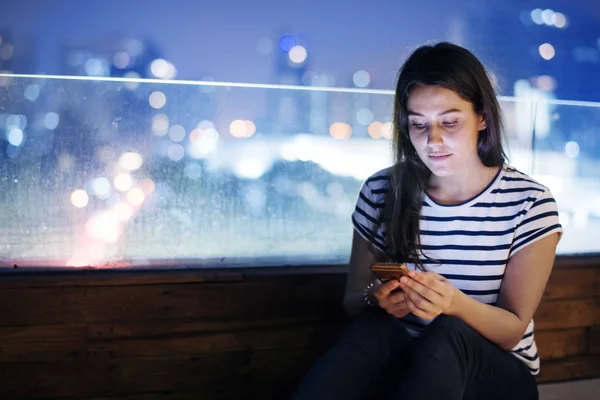 Akşam Cityscape Bir Akıllı Telefon Kullanan Genç Kadın — Stok fotoğraf