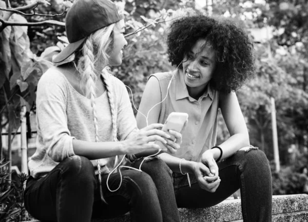 Молоді Дорослі Друзі Жінки Слухають Музику Через Свій Смартфон Відкритому — стокове фото