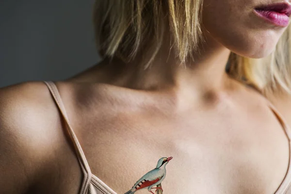 Detailní Záběr Tetování Hrudi Ženy — Stock fotografie