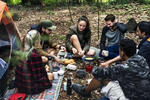 Amigos Acampando Juntos Bosque — Foto de Stock