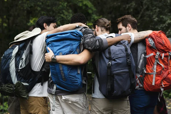 Trekking Juntos Uma Floresta — Fotografia de Stock