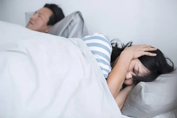 丈夫扰乱妻子和 他大声打鼾的睡眠 — 图库照片