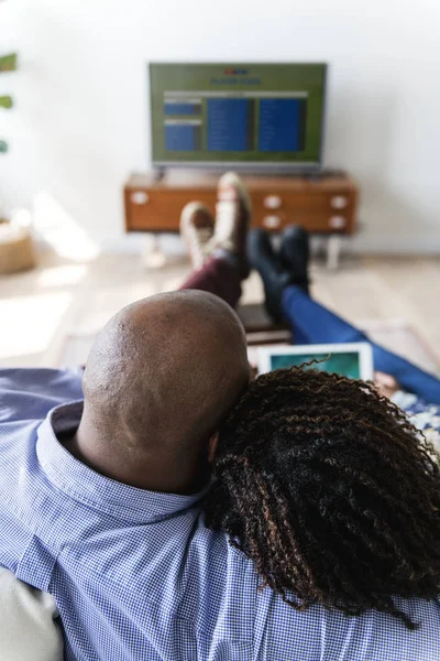 Ζευγάρι Στο Σπίτι Βλέποντας Τηλεόραση Μαζί — Φωτογραφία Αρχείου