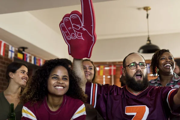 Frieds Animando Deporte Bar Juntos — Foto de Stock