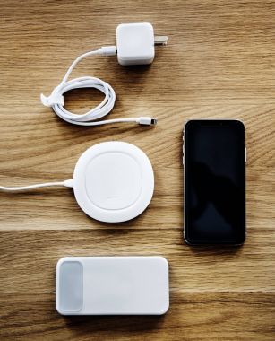 Flatlay smartphone aksesuarları
