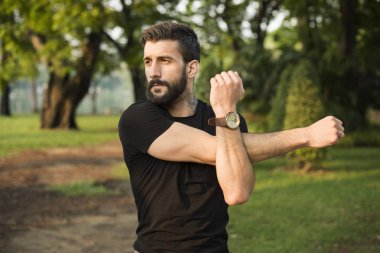 Adam bir parkta germe