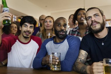Arkadaşlar, spor bar birlikte tezahürat