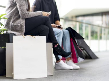 Kadınlar alışveriş yaparken bir mola