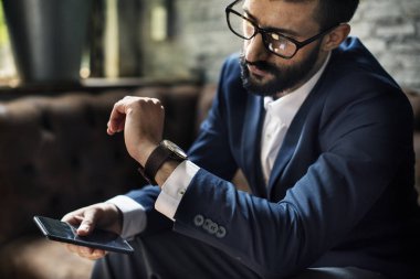 Cep telefonu kullanan klas adam