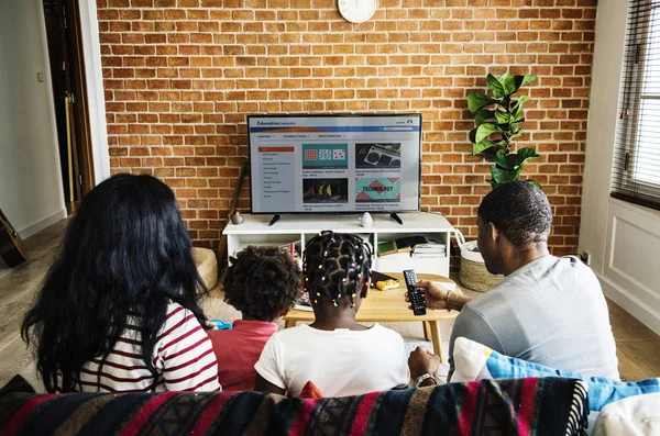 Familia Africana Viendo Televisión Juntos —  Fotos de Stock