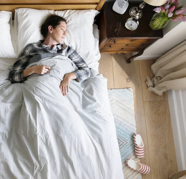 Kaukaski Kobieta Spanie Łóżku — Zdjęcie stockowe