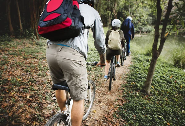 Grupo Amigos Andar Bicicleta Montanha Floresta Juntos — Fotografia de Stock