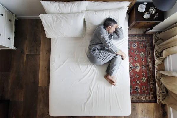 Francuski Człowiek Spać Sam Łóżku — Zdjęcie stockowe