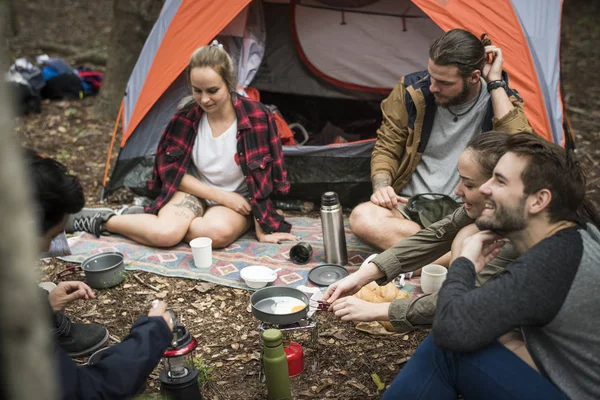 Pessoas Acampando Floresta — Fotografia de Stock