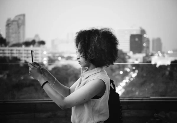 Mujer Joven Tomando Una Foto Paisaje Urbano — Foto de Stock