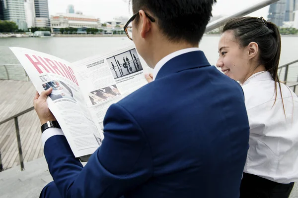 Азіатські Ділові Люди Читаючи Газету Разом Біля Річки — стокове фото